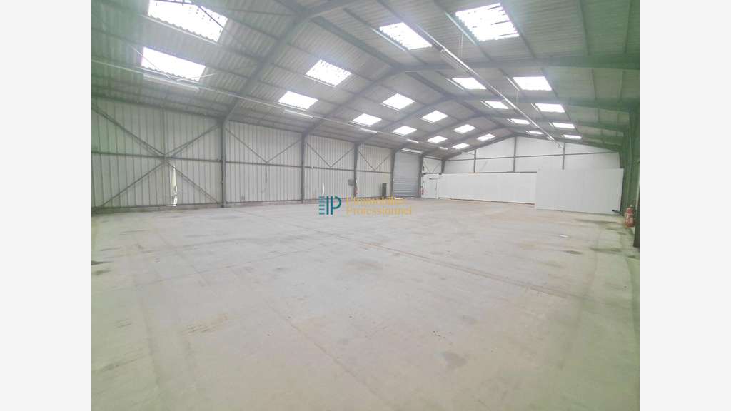 Vente local d'activité de 458m² en ZA à Saint Yvi