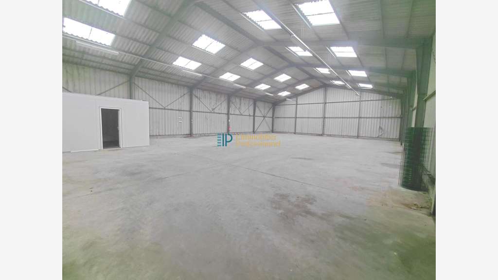 Vente local d'activité de 458m² en ZA à Saint Yvi