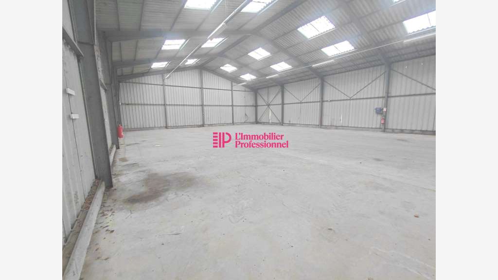 Vente local d'activité de 458m² en ZA à Saint Yvi