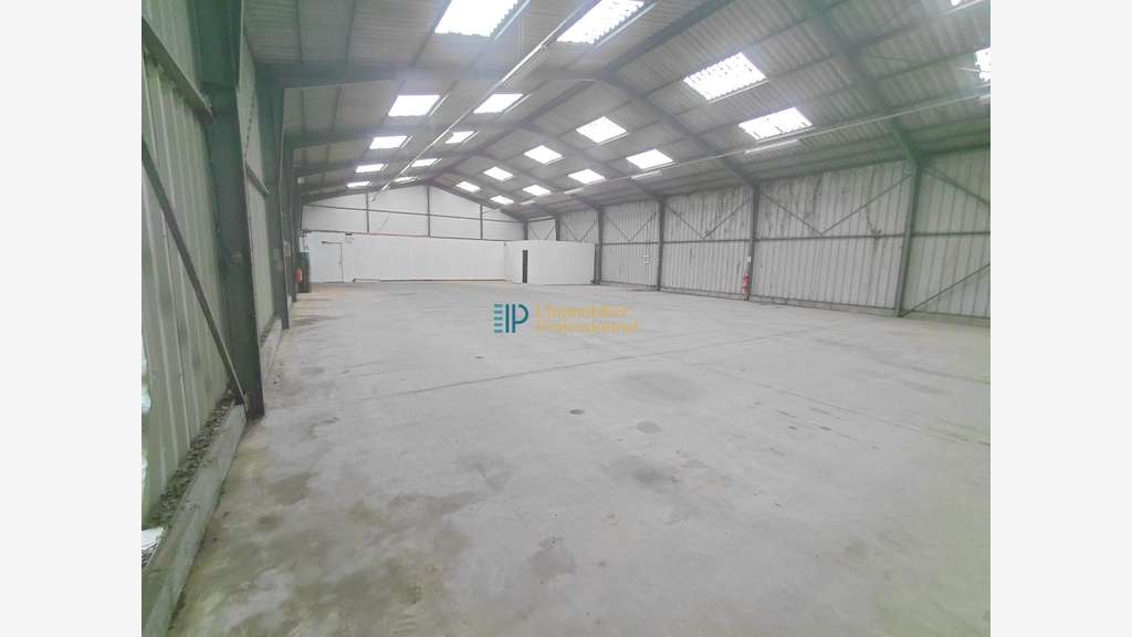 Vente local d'activité de 458m² en ZA à Saint Yvi