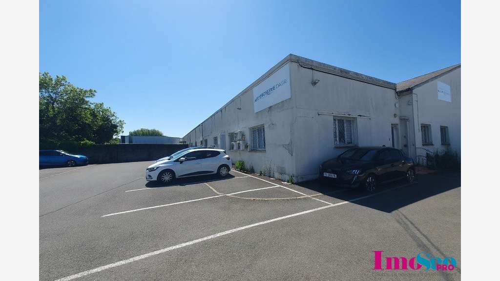 Entrepôt 800m² à vendre Sainte-Eulalie Grand Tour