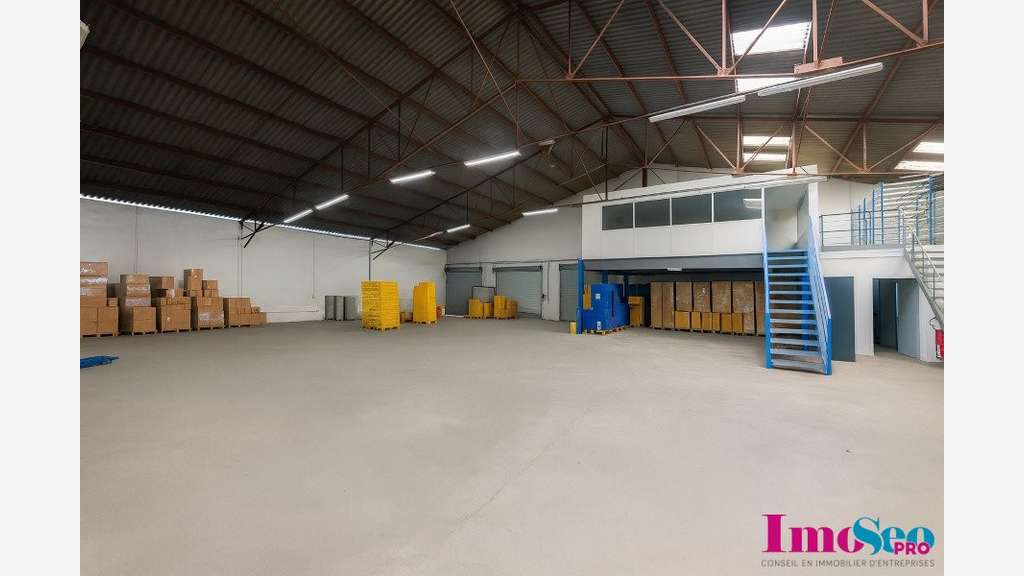 Entrepôt 800m² à vendre Sainte-Eulalie Grand Tour