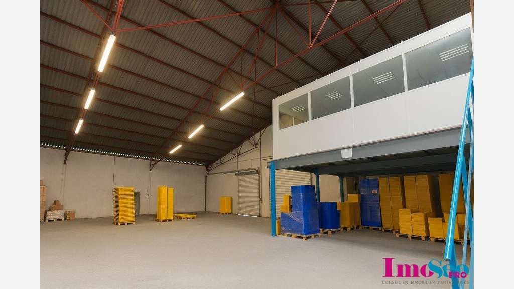 Entrepôt 800m² à vendre Sainte-Eulalie Grand Tour