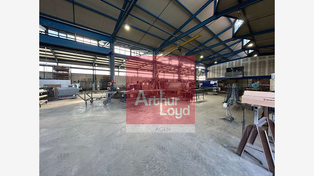 Local 2454m² à vendre à Sainte-Livrade-sur-Lot