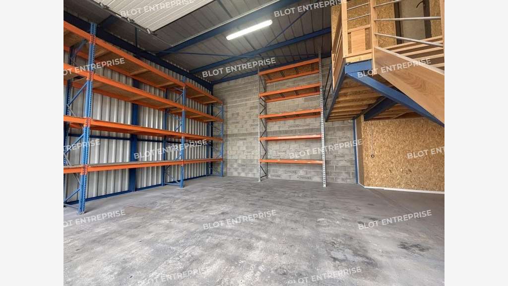 Locaux d'activités 196m² à Sainte-Pazanne