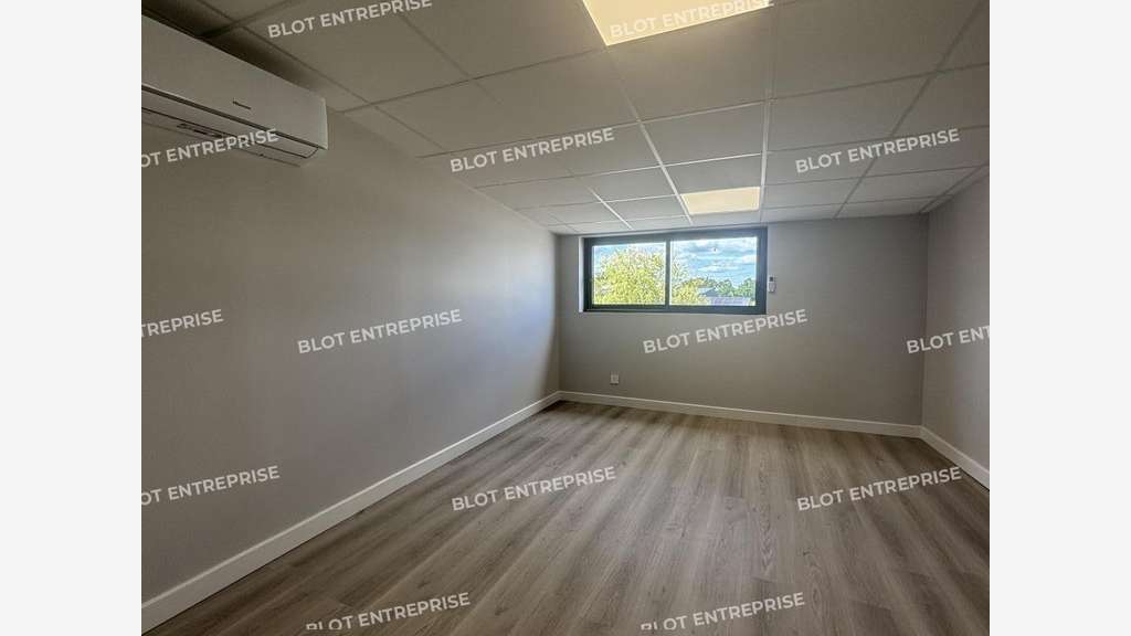 Locaux d'activités 196m² à Sainte-Pazanne