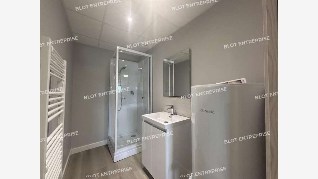 Locaux d'activités 196m² à Sainte-Pazanne