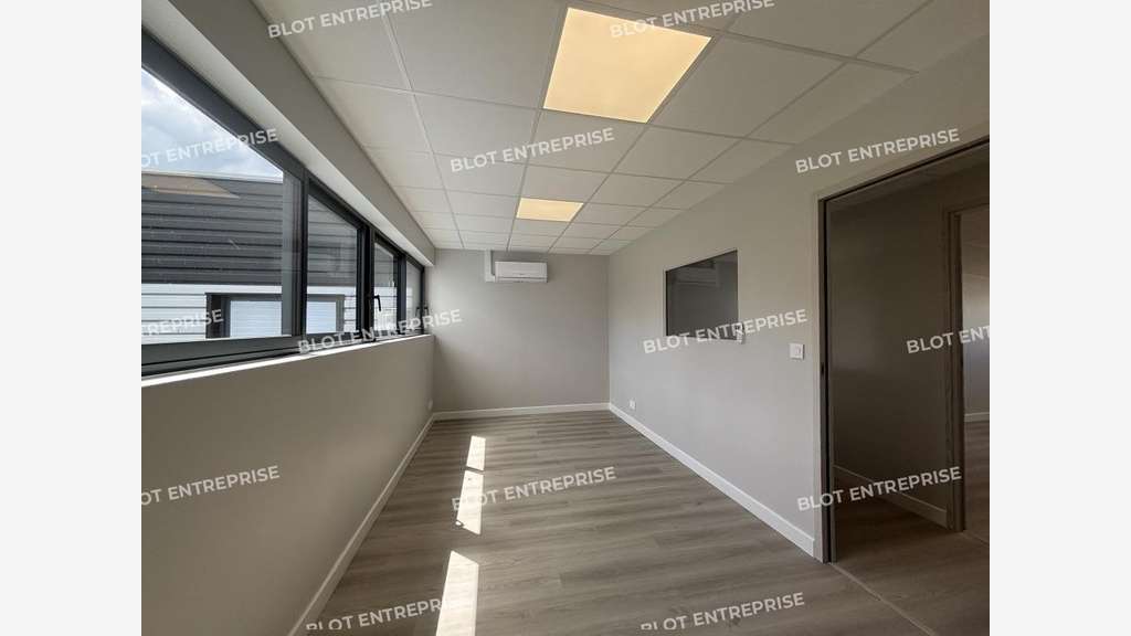 Locaux d'activités 196m² à Sainte-Pazanne