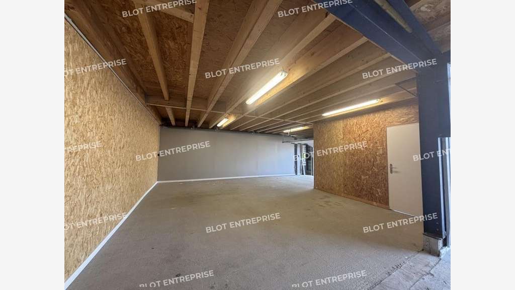 Locaux d'activités 196m² à Sainte-Pazanne