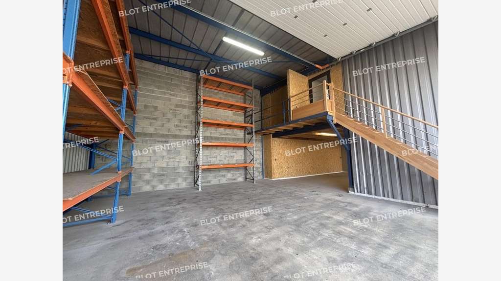 Locaux d'activités 196m² à Sainte-Pazanne