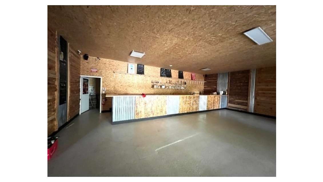 Entrepôts et bureaux à vendre proche de Saintes