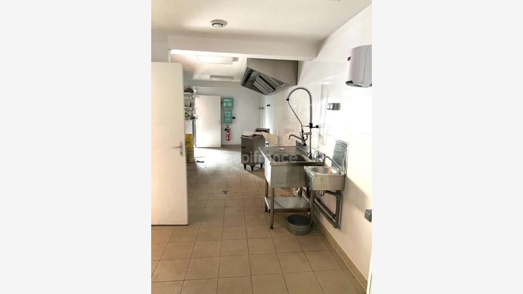 Entrepôts et bureaux à vendre proche de Saintes