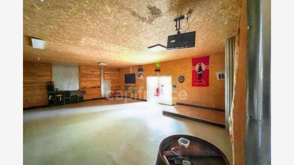 Entrepôts et bureaux à vendre proche de Saintes