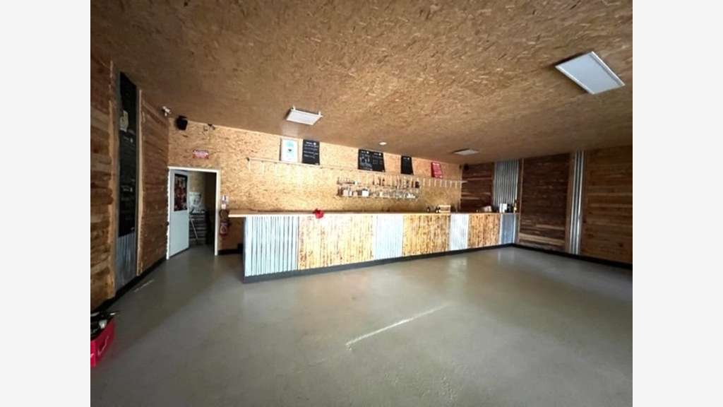 Entrepôts et bureaux à vendre proche de Saintes