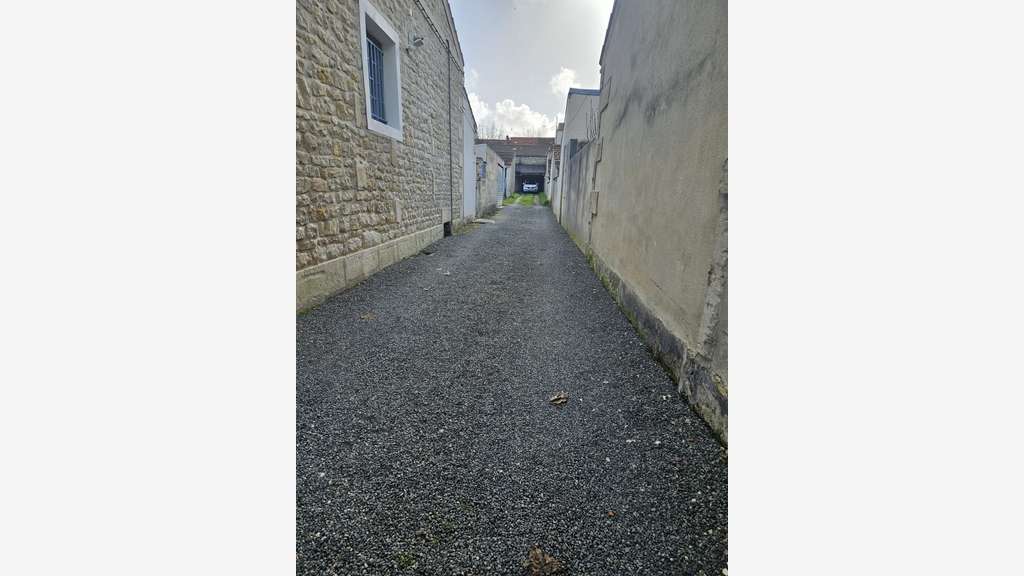 Vente garage 42m² sur Saintes Rive Droite