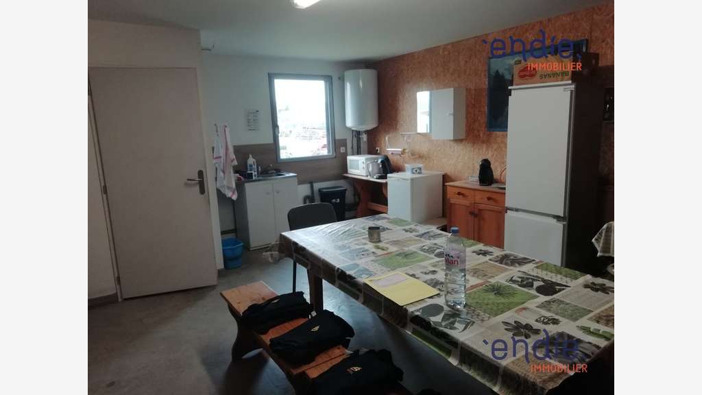 LOCAL ARTISANAL DE 524m² avec 2200 m² de terrain!!