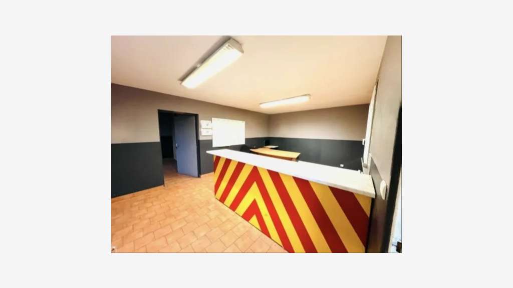 À vendre local d'activités 1237m² à Sandouville