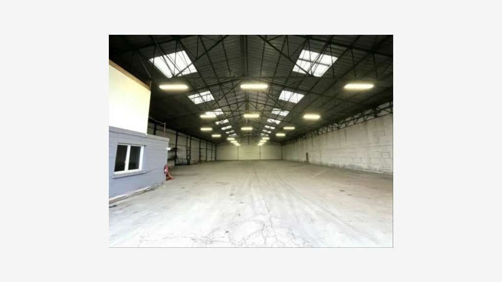 À vendre local d'activités 1237m² à Sandouville