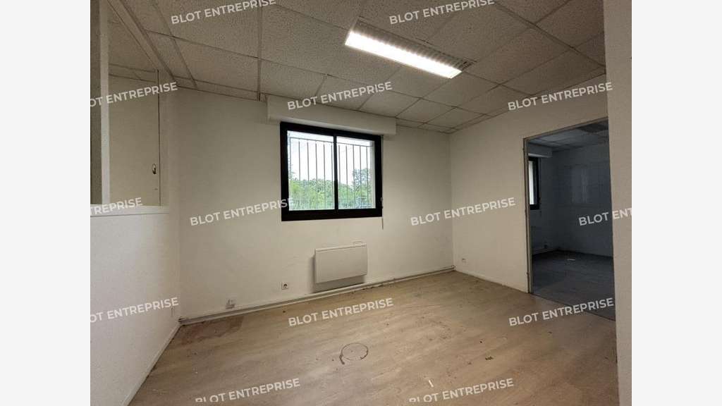Locaux d'activités 480m² sur 1475m² à Sautron