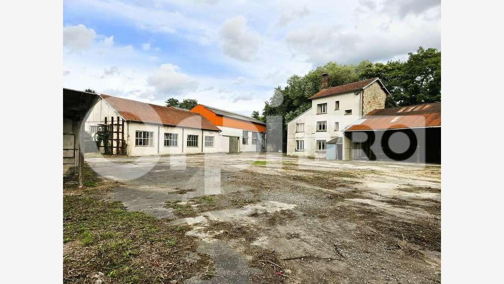 AV dépôts bâtiment administratif 1120m² à Soissons