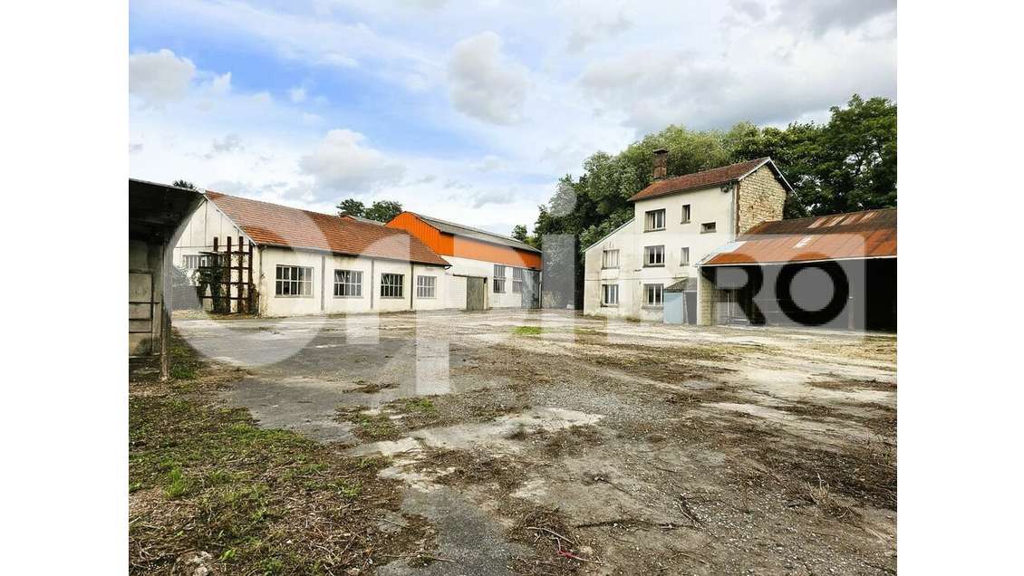 AV dépôts bâtiment administratif 1120m² à Soissons