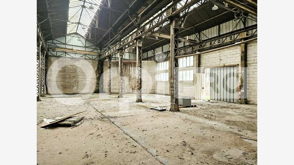 AV dépôts bâtiment administratif 1120m² à Soissons