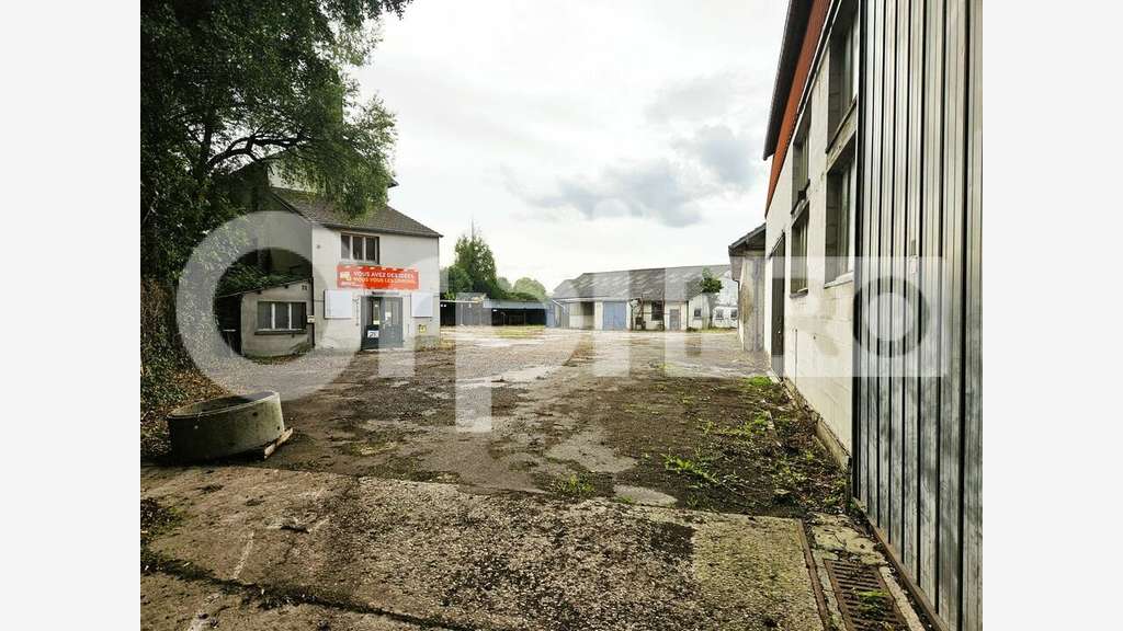 AV dépôts bâtiment administratif 1120m² à Soissons