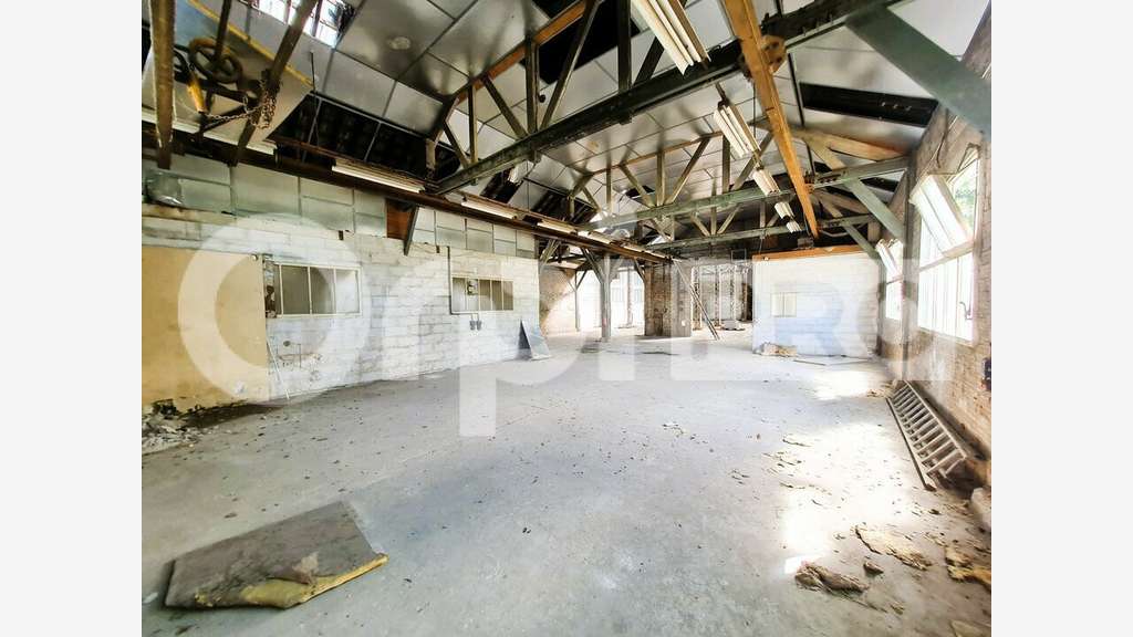 AV dépôts bâtiment administratif 1120m² à Soissons