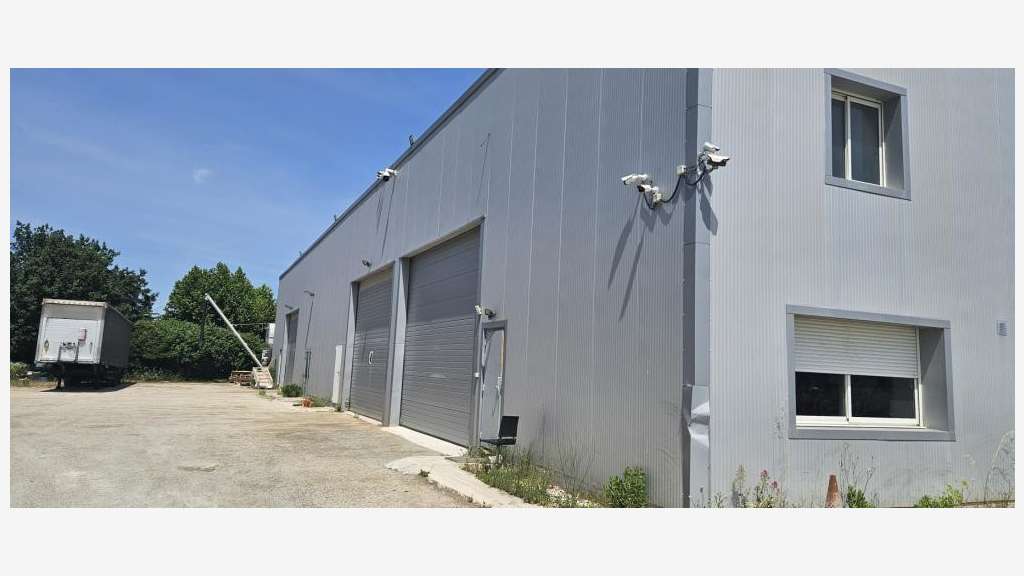 À vendre – Entrepôt de 900 m² dans la zone d'ac