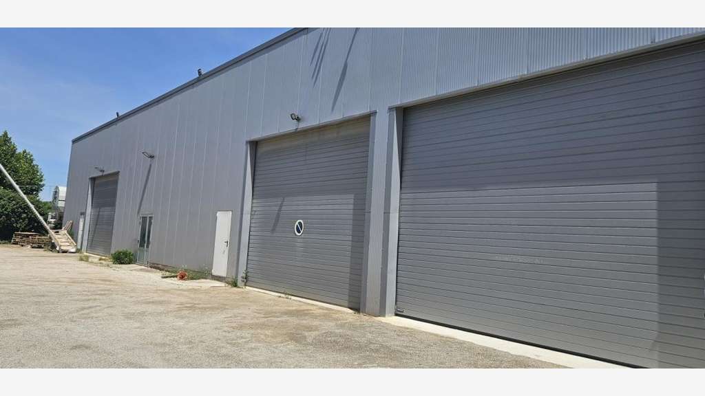 À vendre – Entrepôt de 900 m² dans la zone d'ac