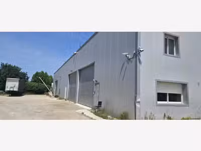 À vendre – Entrepôt de 900 m² dans la zone d'ac