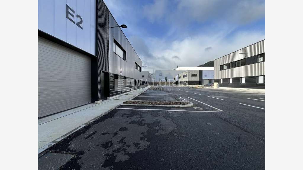 Cellules neuves à vendre proche A89 à Tarare
