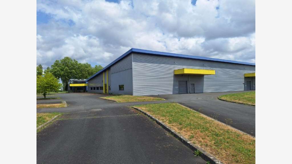 Bâtiment isolé 3150m² à vendre à Tauxigny-St-Baud