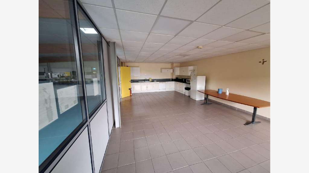 Bâtiment isolé 3150m² à vendre à Tauxigny-St-Baud