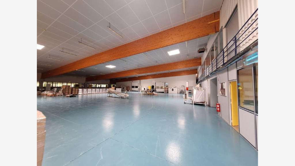 Bâtiment isolé 3150m² à vendre à Tauxigny-St-Baud