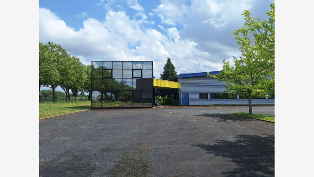 Bâtiment isolé 3150m² à vendre à Tauxigny-St-Baud