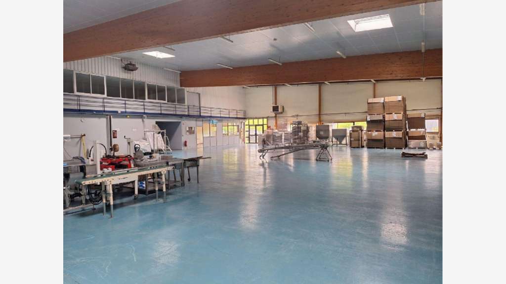 Bâtiment isolé 3150m² à vendre à Tauxigny-St-Baud