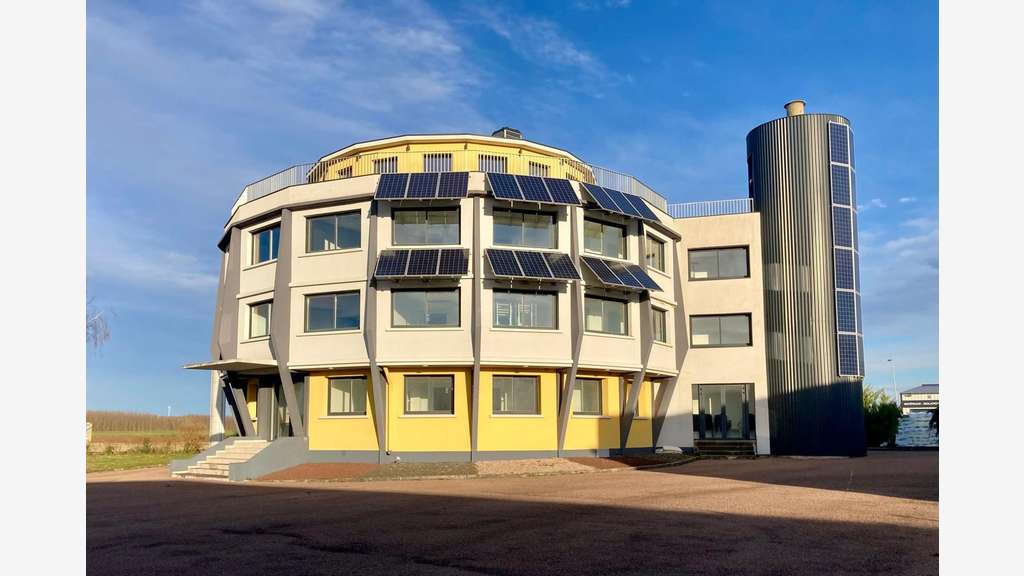Bâtiment commercial rénové 1000m² à Torcy-le-Grand