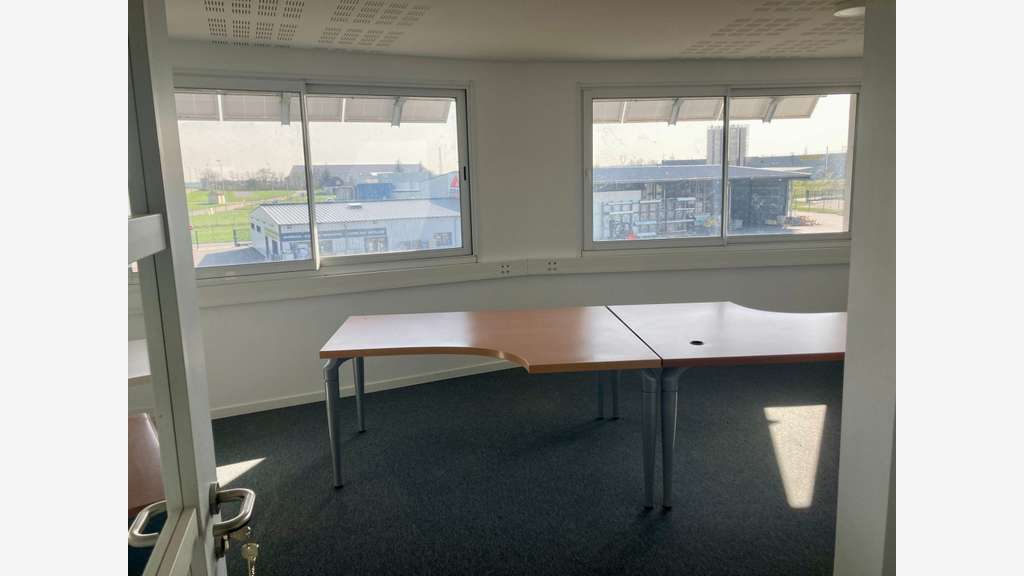 Bâtiment commercial rénové 1000m² à Torcy-le-Grand
