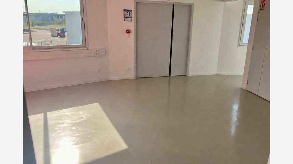 Bâtiment commercial rénové 1000m² à Torcy-le-Grand
