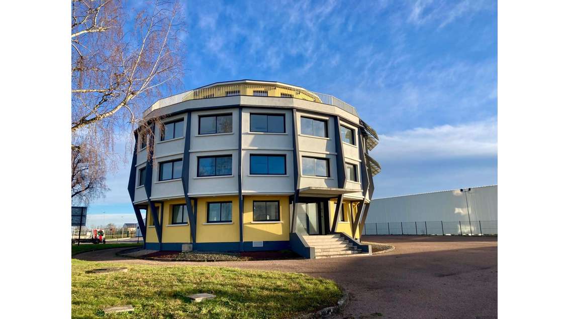 Bâtiment commercial rénové 1000m² à Torcy-le-Grand