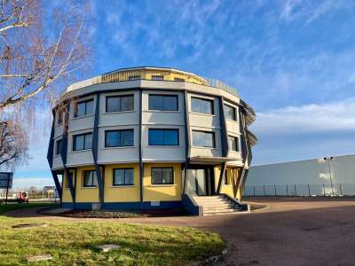 Bâtiment commercial rénové 1000m² à Torcy-le-Grand