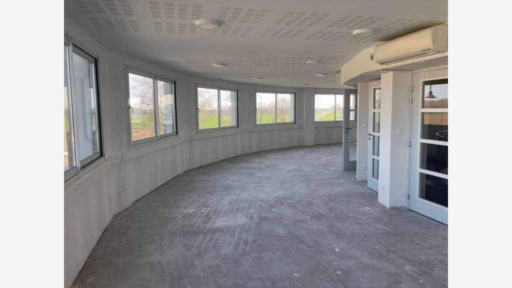 Bâtiment commercial rénové 1000m² à Torcy-le-Grand