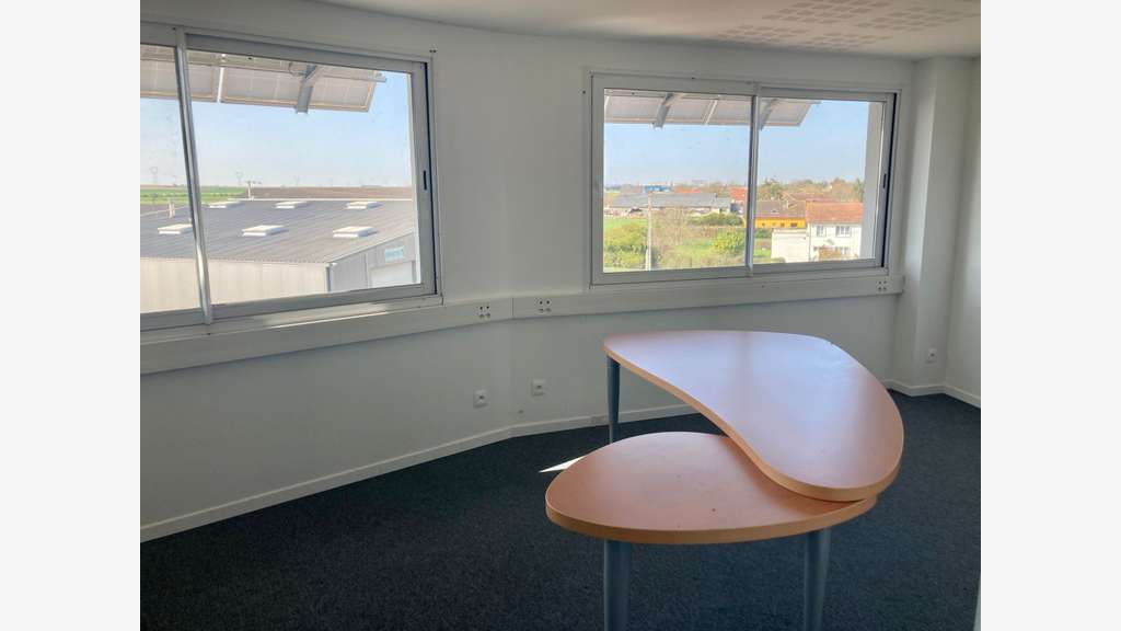 Bâtiment commercial rénové 1000m² à Torcy-le-Grand