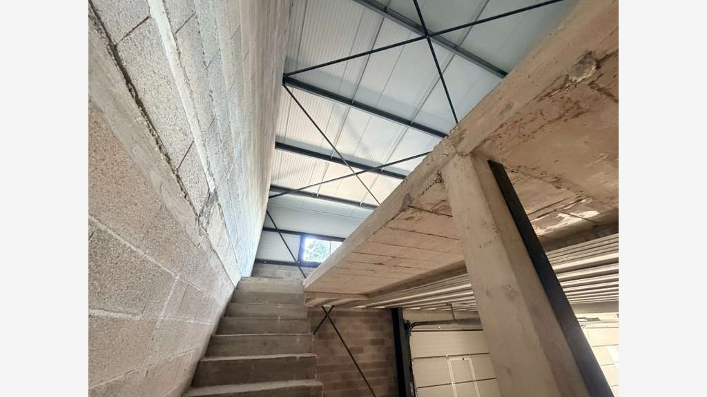 LOCAL D'ACTIVITÉ 240 M²