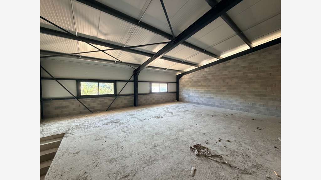 LOCAL D'ACTIVITÉ 240 M²
