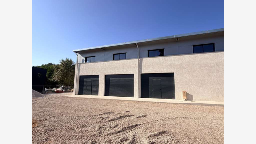 LOCAL D'ACTIVITÉ 240 M²