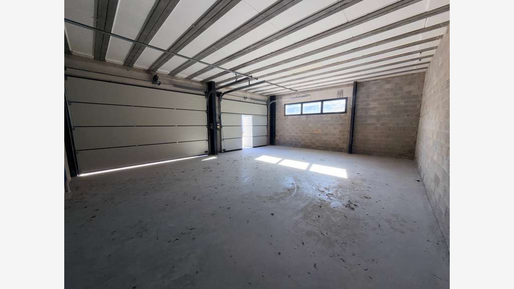 LOCAL D'ACTIVITÉ 240 M²