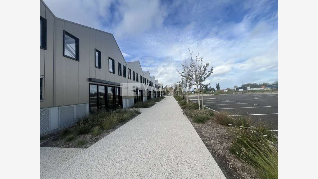 AV local d'activité 236m² à Toussieu proche A46