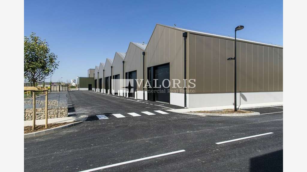 AV local d'activité 236m² à Toussieu proche A46